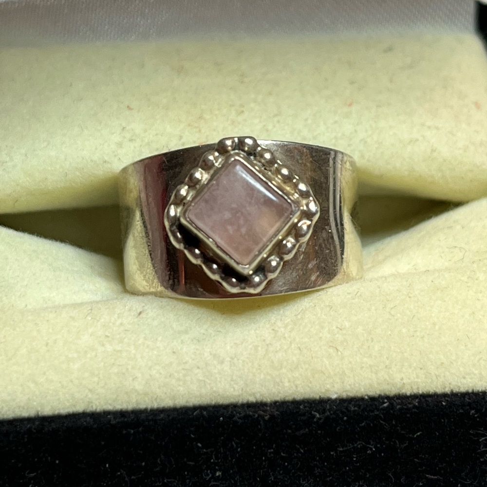 Sterling silver band ring with pink stone size 6.5